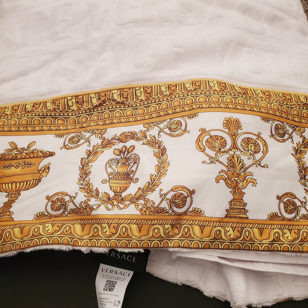 Versace Towel - Picture 4 of 9